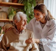 Cuidadora conversando e sorrindo para idoso