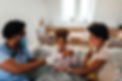 MĂŠdico cuidando de um paciente infantil juntamente com sua mĂŁe